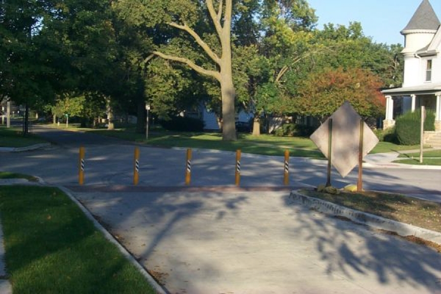 TrafficGuard, Inc Round Post Key Lock - Parking bollards Grinnell College, Grinnell, IA