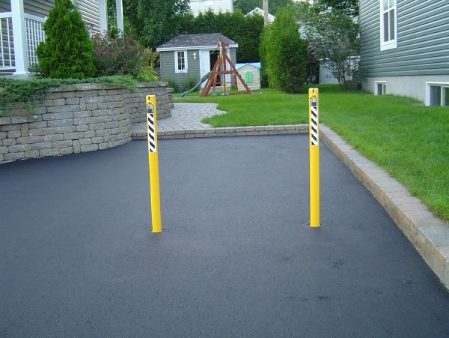 TrafficGuard, Inc Round Post Top Lock - Steel bollards Parking Space, Quebec, Canada